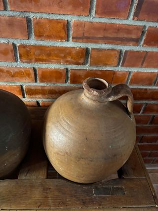 2 Cántaros de Barro con Mueble