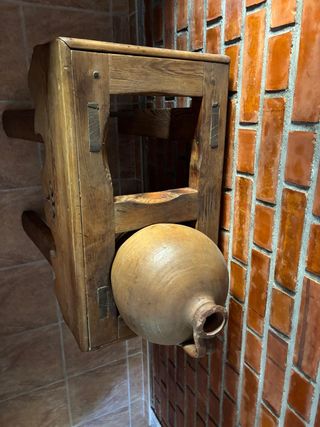 2 Cántaros de Barro con Mueble