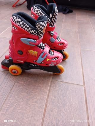 Patines infantiles rojos con diseño de coche