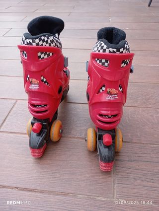 Patines infantiles rojos con diseño de coche