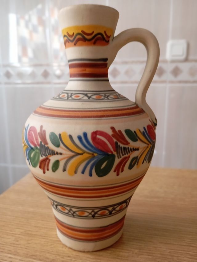Jarra de cerámica resistente y decorada a mano