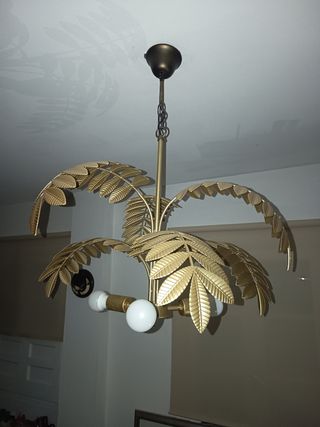 Lámpara de salón dorada