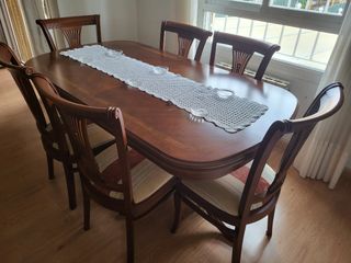 Mesa de comedor de madera + Sillas