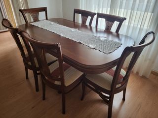 Mesa de comedor de madera + Sillas