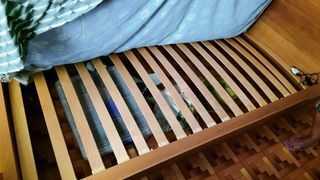 Cama individual con colchón, somier y mesilla.