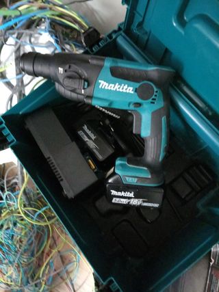Taladro Makita con 2 baterías y cargador
