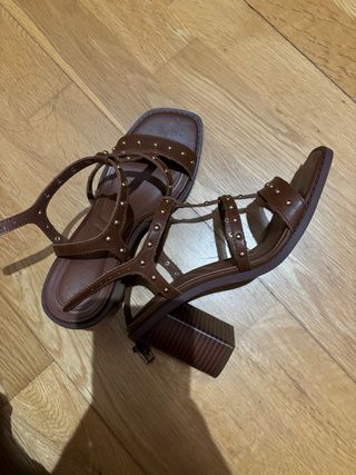 Sandalias marrones con tachuelas