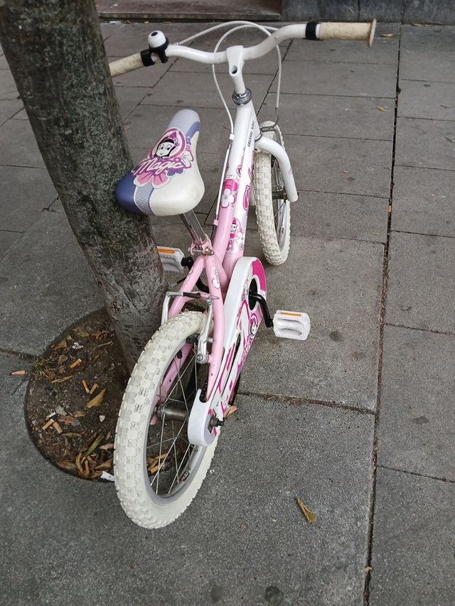 Bicicleta infantil rosa y blanca