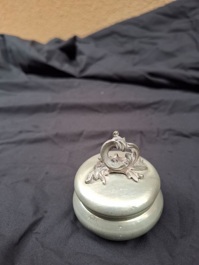 Cajita de estaño con asa decorativa