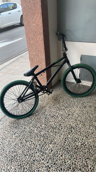 BMX GT Slammer Negra Ruedas Verdes