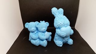 Figuras de ositos y conejo azul