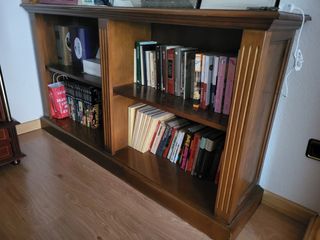 Librería de madera con libros