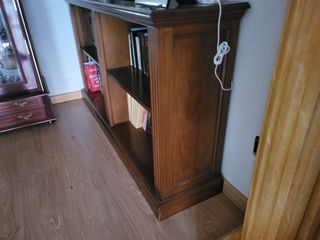 Librería de madera con libros