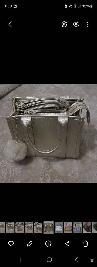 Bolso de mano dorado con pompón