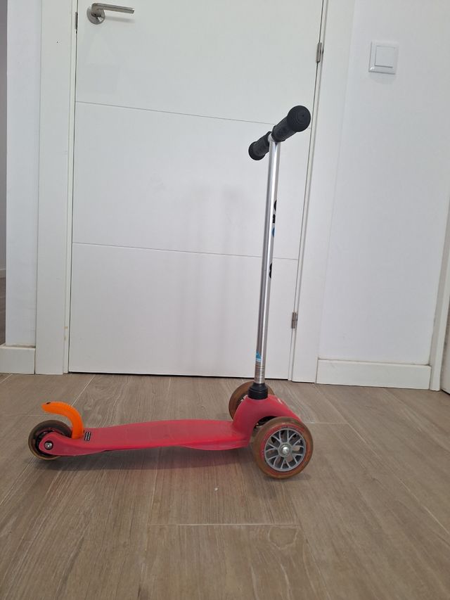 Patinete infantil 3 ruedas rosa.