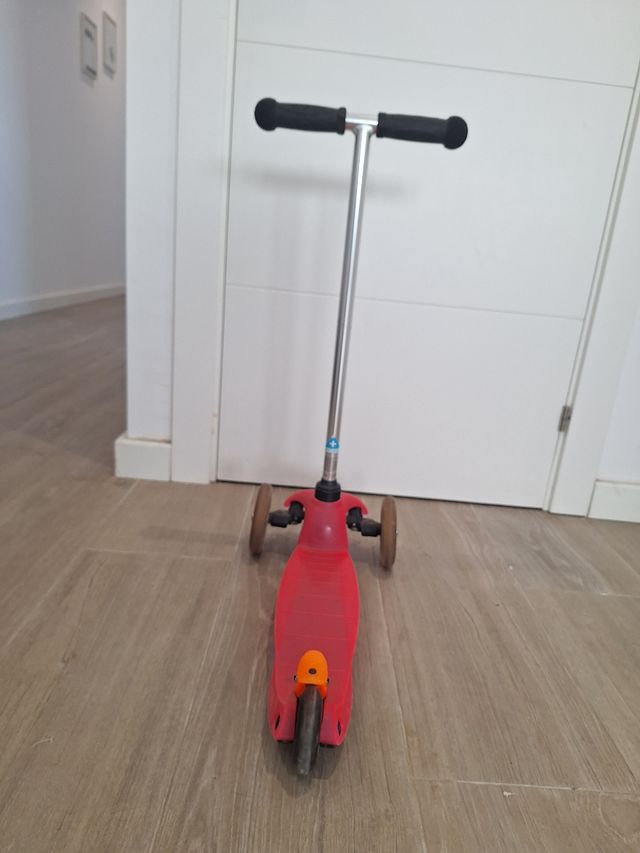 Patinete infantil 3 ruedas rosa.