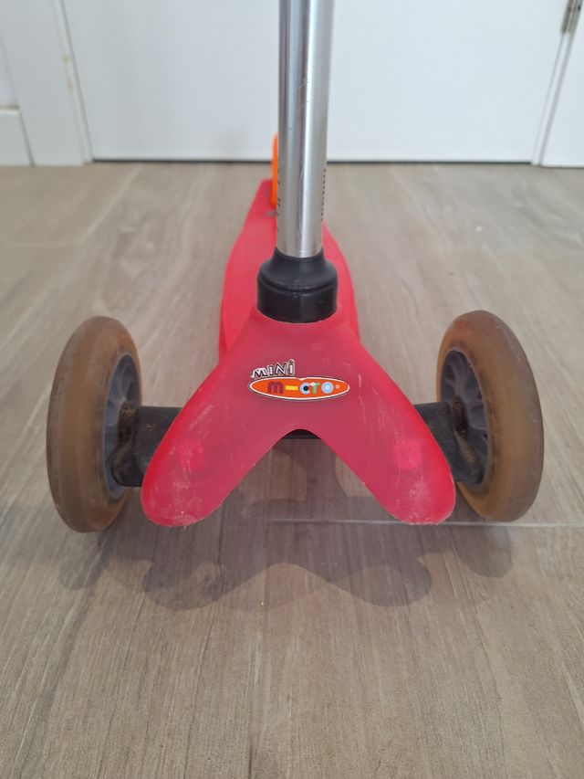 Patinete infantil 3 ruedas rosa.