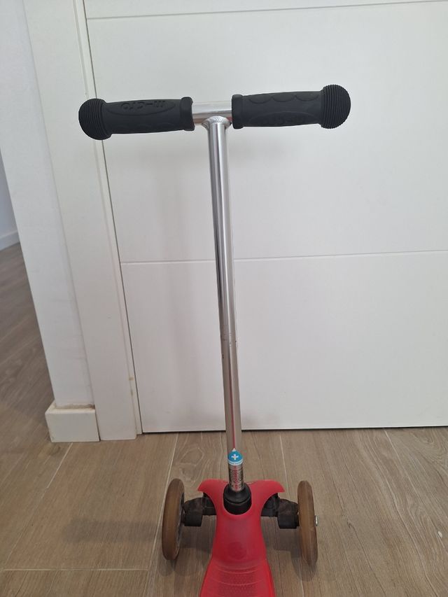 Patinete infantil 3 ruedas rosa.