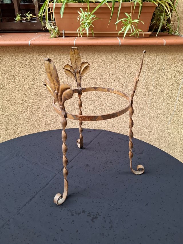 Pie de metal con diseño floral