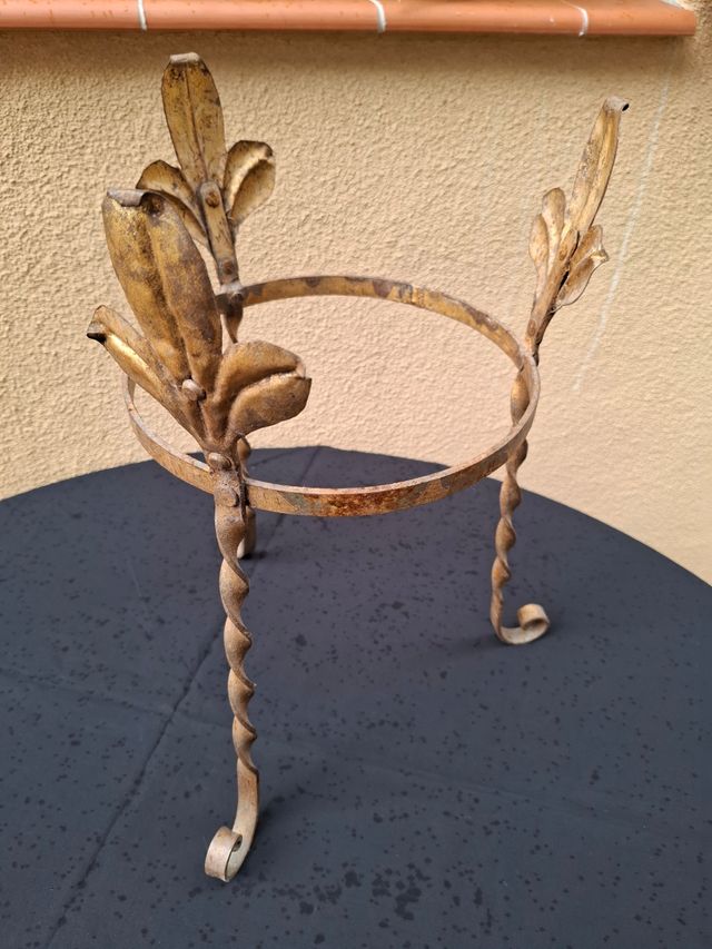 Pie de metal con diseño floral