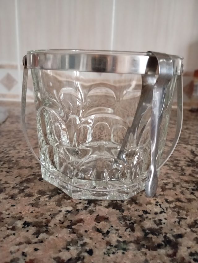 Cubeta de cristal facetado con asa de metal