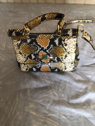 Bolso estampado serpiente con adornos
