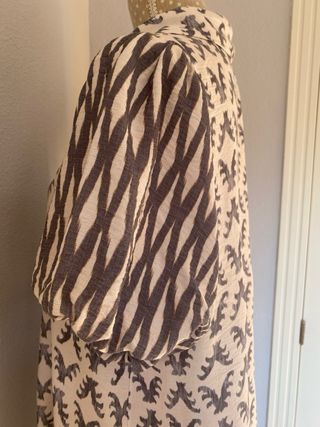 Vestido camisero beige y gris, mangas abullonadas