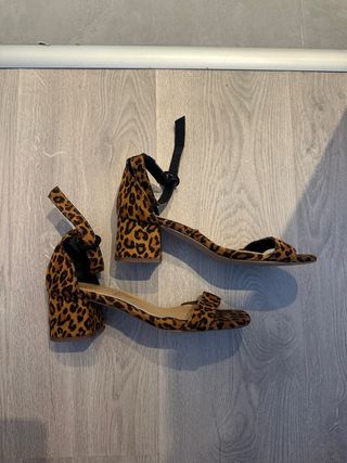 Sandalias tacón estampado leopardo