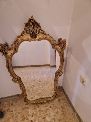 Espejo Dorado con Marco Ornamentado