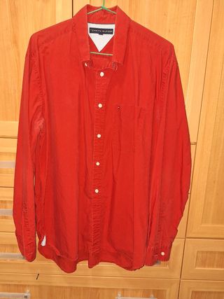 Camisa Tommy Hilfiger Roja Talla L/G mas una XXL