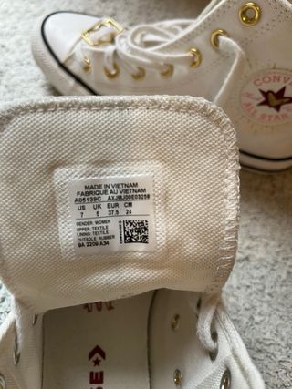 Converse Blancas con Corazones Dorados