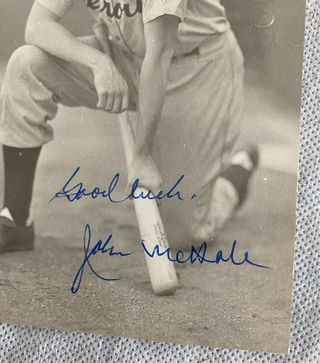 Tarjeta postal firmada por John McHale certificada