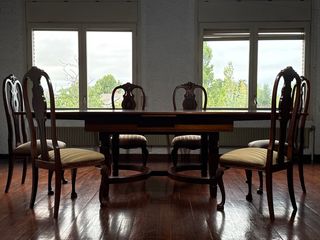 Mesa de comedor de madera con sillas a juego