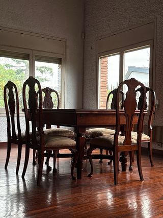 Mesa de comedor de madera con sillas a juego