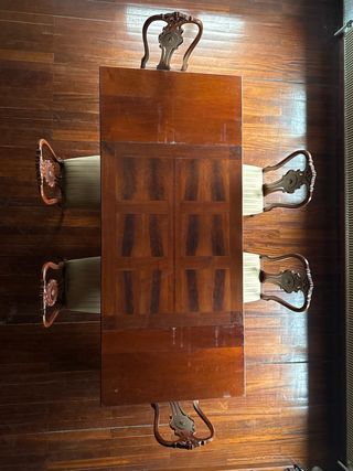 Mesa de comedor de madera con sillas a juego