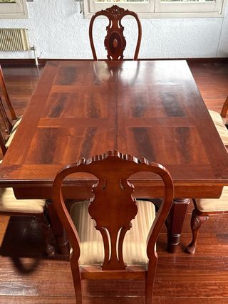 Mesa de comedor de madera con sillas a juego