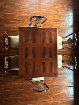 Mesa de comedor de madera con sillas a juego