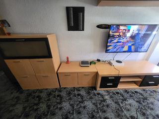 Muebles de madera color marrón. Tele no incluye.