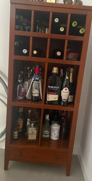 Botellero de madera con compartimentos