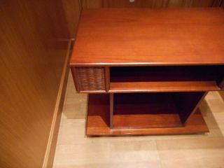 Mesa de centro de madera con detalles de mimbre