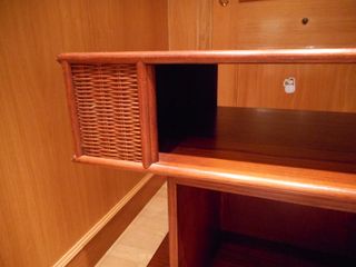 Mesa de centro de madera con detalles de mimbre