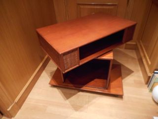 Mesa de centro de madera con detalles de mimbre