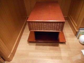 Mesa de centro de madera con detalles de mimbre