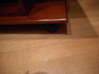 Mesa de centro de madera con detalles de mimbre