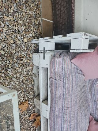 Sofá de Palets lijados y Mesa de Jardín