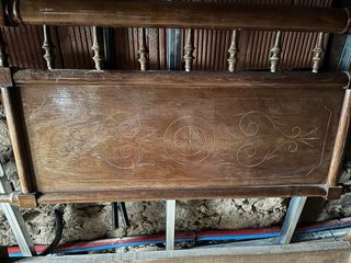 Cabecero de madera antiguo