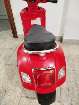Moto Vespa Roja para Niños