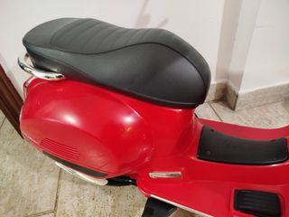 Moto Vespa Roja para Niños