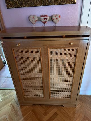 Cubre radiador de madera y ratán