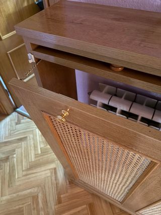 Cubre radiador de madera y ratán